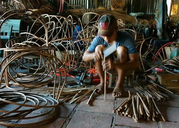 Wietnamski-pracownik, koszyk rattan, — Zdjęcie stockowe
