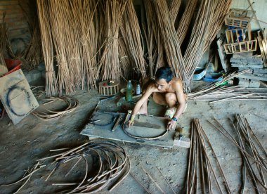 Vietnam işçi, rattan sepet,