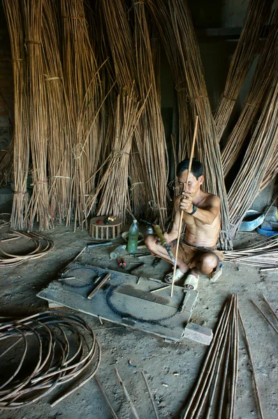 Travailleur vietnamien, panier en rotin , — Photo