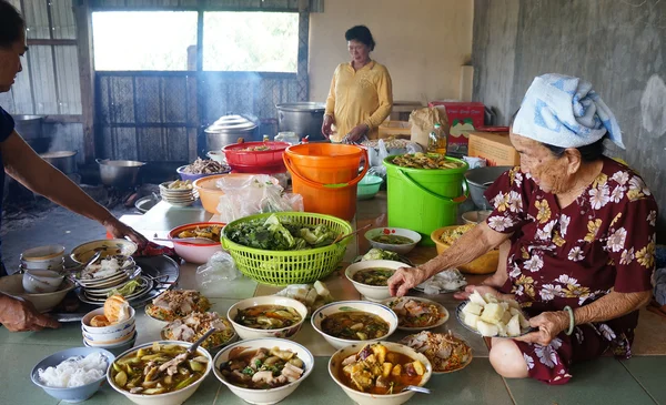Asie femme, nourriture vietnamienne — Photo