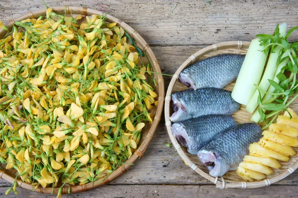 Comida vietnamita, sopa de legumes de peixe azedo — Fotografia de Stock