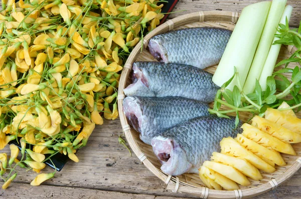 Comida vietnamita, sopa de legumes de peixe azedo — Fotografia de Stock