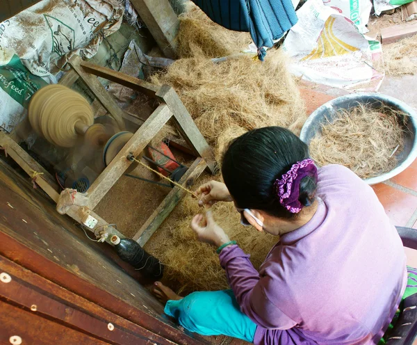 Femme asiatique, fibre de coco, matière, produit de tradition — Photo