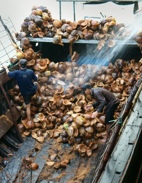 Lucrător asiatic, industria fibrelor de nucă de cocos, vietnamez — Fotografie, imagine de stoc