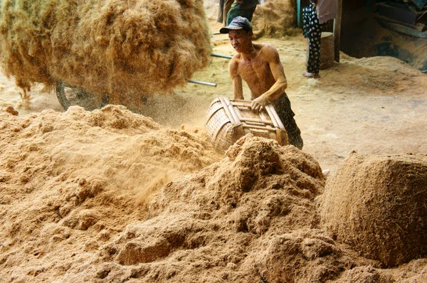 Lavoratore asiatico, industria della fibra di cocco, vietnamita — Foto Stock