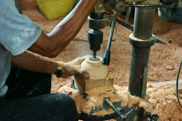 Trabajador asiático, taller de madera, producto de coco —  Fotos de Stock