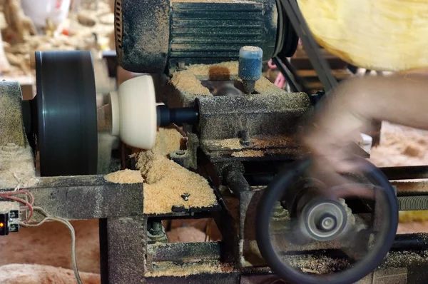 Trabajador asiático, taller de madera, producto de coco —  Fotos de Stock