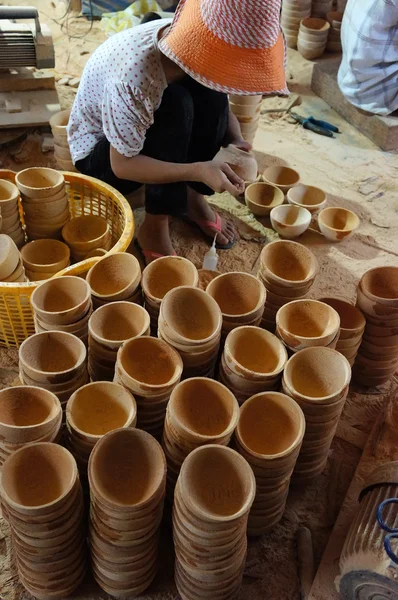 Aziatische werknemer, hout workshop, kokosnoot productBen Tre, Wietnam-2 czerwca: Asian pracownik pracuje w warsztacie drewna, Wietnamczycy zrobić produkt z pnia drzewa kokosowe, tradycji rzemiosła, w zanieczyszczonym środowisku, Delta Mekongu, Wietnam, 2 czerwca 2015 — Stockfoto