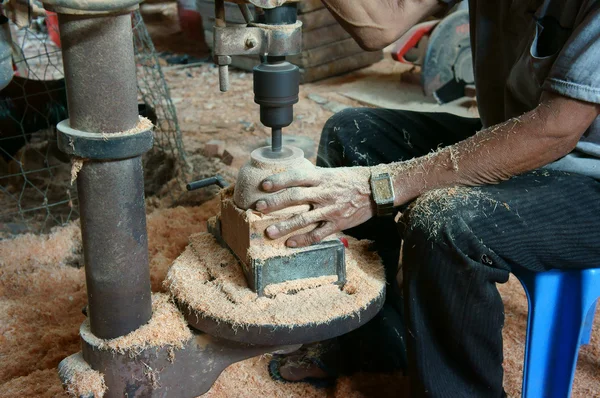Aziatische werknemer, hout workshop, kokosnoot productBen Tre, Wietnam-2 czerwca: Asian pracownik pracuje w warsztacie drewna, Wietnamczycy zrobić produkt z pnia drzewa kokosowe, tradycji rzemiosła, w zanieczyszczonym środowisku, Delta Mekongu, Wietnam, 2 czerwca 2015 — Stockfoto