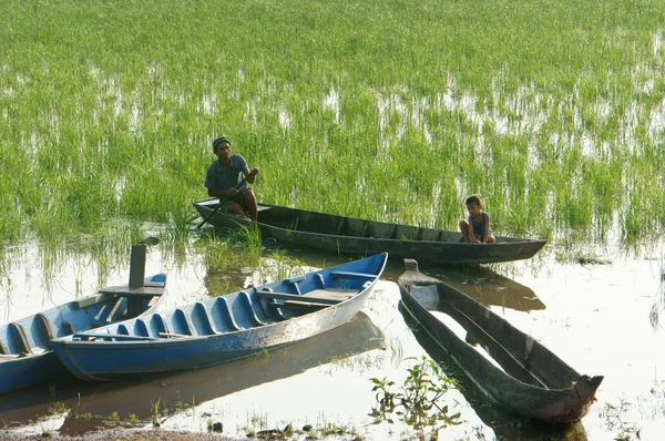 Agricoltore asiatico, barca a remi, famiglia, andare al lavoro — Foto Stock