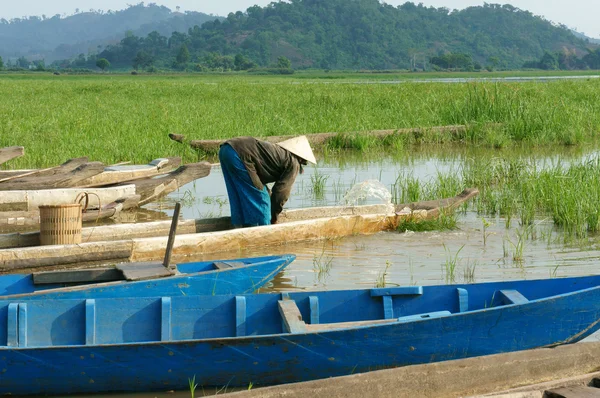 Asian farmer, row boat, family, go to work — Stock Photo, Image