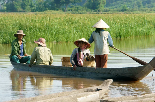 Agriculteur asiatique, bateau à rames, famille, aller au travail — Photo