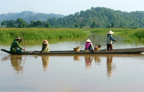 Agriculteur asiatique, bateau à rames, famille, aller au travail — Photo