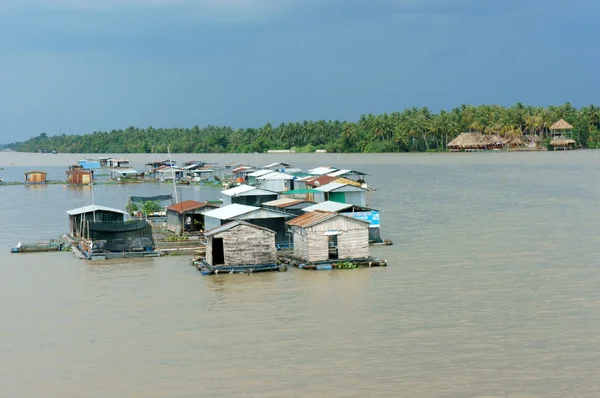 Floating residence, floating house, Ben Tre river — Stock Photo, Image