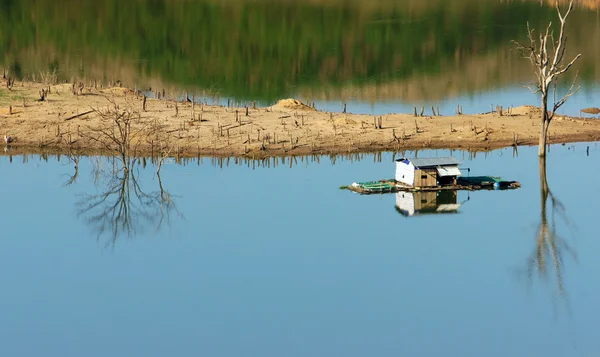 Armonia del paesaggio, casa galleggiante, riflessione, albero secco — Foto Stock