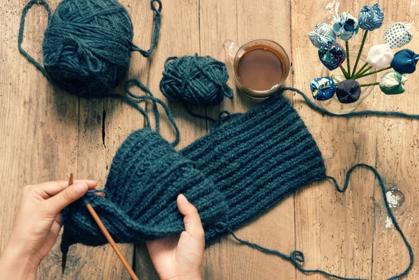 Подарок ручной работы, особый день, зима, вязание, шарф — стоковое фото