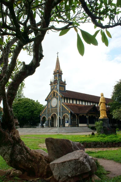 Kontum igreja de madeira, catedral antiga, herança — Fotografia de Stock