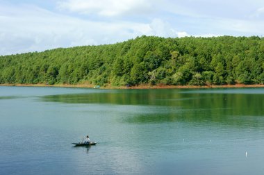 Bien Ho, Ekoturizm, çam ormanı, göl, Gia Lai, Vietnam