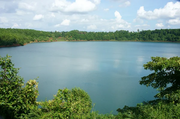 Bien Ho, ekoturistika, borový les, jezero, Gia Lai, Vietnam — Stock fotografie