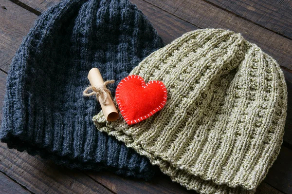 Handmade, prezent, para, wełniany kapelusz, dziewiarskich — Zdjęcie stockowe