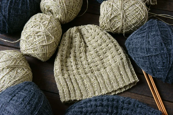 Handmade, gift, couple, woollen hat, knitting — Stock Photo, Image