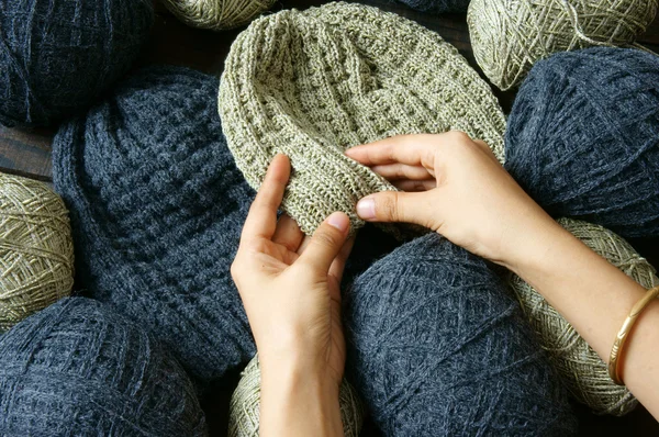 Handgemacht, geschenk, paar, wollmütze, stricken — Stockfoto