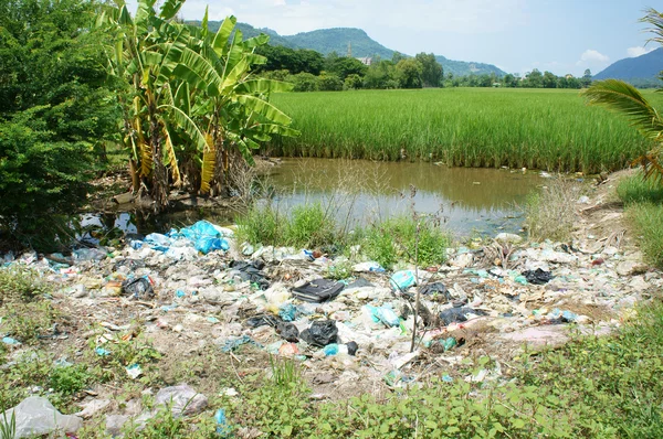 环境问题、 垃圾填埋场、 污染的农田 — 图库照片
