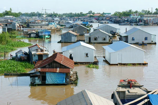 Residencial, casa flotante, pobre, vida precaria — Foto de Stock