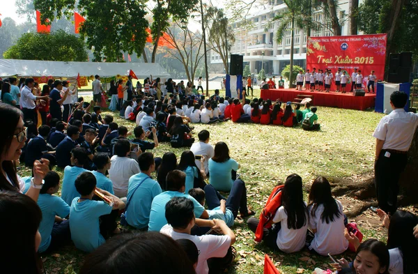Studente liceale asiatico, attività, campo — Foto Stock