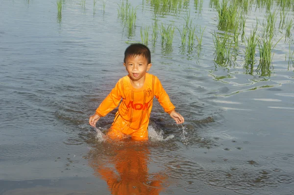 Азиатский холод, вода, маленький мальчик, опасность — стоковое фото