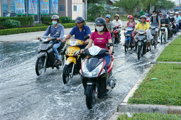 Sular altında road, sel gelgit, motosiklet, şehir — Stok fotoğraf