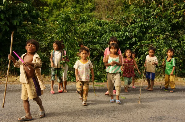 Бедные азиатские дети, грязные, солнечные вспышки, антитерапевтические — стоковое фото