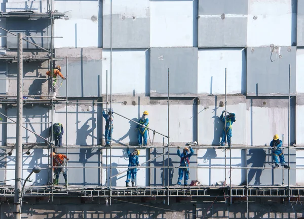 Asian construction worker scraffold, building site — Stock Photo, Image