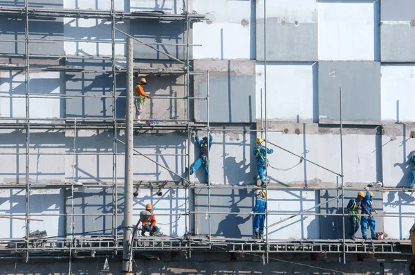 Азіатський будівництво працівник scraffold, створення сайту — стокове фото