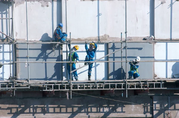 Trabalhador da construção asiática scraffold, local de construção — Fotografia de Stock