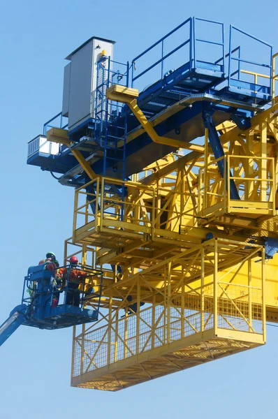 Trabajadores asiáticos de la construcción, ferrocarril aéreo, metro — Foto de Stock