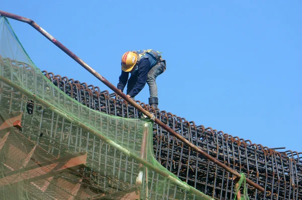 Trabalhador asiático da construção civil, linha férrea aérea, metro — Fotografia de Stock