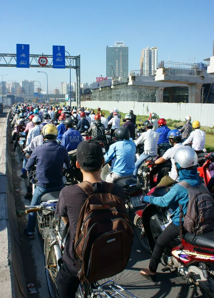 Hora punta, moto, atasco de tráfico, ciudad asiática — Foto de Stock