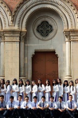 Vietnam öğrenci, ao dai, Saigon Notre Dame Katedrali