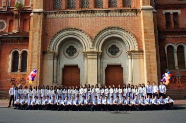 Vietnam öğrenci, ao dai, Saigon Notre Dame Katedrali