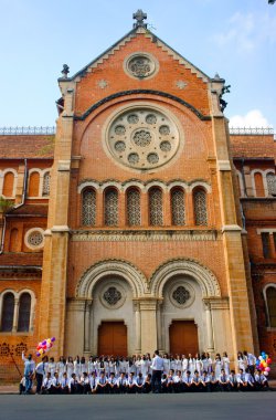 Vietnam öğrenci, ao dai, Saigon Notre Dame Katedrali