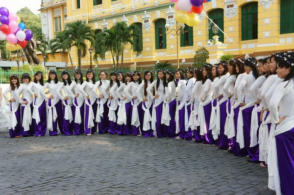 ベトナムの学生は、伝統的なドレス、アオザイ、ホーチミン市 — ストック写真