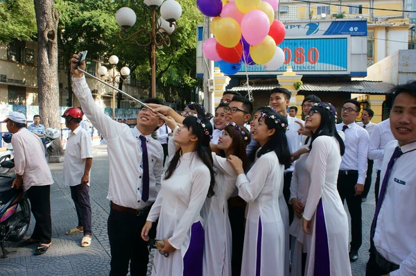 Estudante vietnamita, ao dai, Catedral de Saigão Notre Dame — Fotografia de Stock