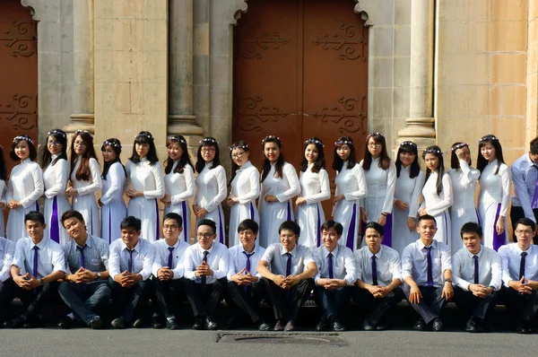 Vietnamese student, ao dai, Saigon Notre Dame Cathedral — Stock Photo, Image