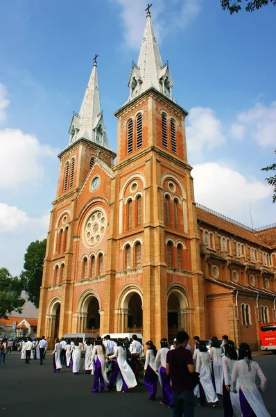 Vietnamesisk elev, ao dai, Saigon Notre Dame-katedralen — Stockfoto