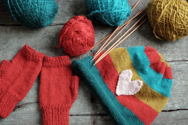 Winter, knitted gloves, knit hat — 图库照片