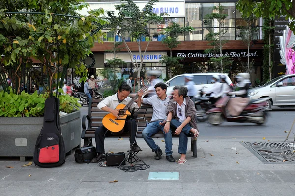 Ho či Minovo město, Vietnam, kytara, ulice — Stock fotografie