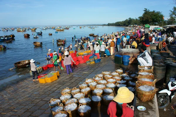 Crowded, beach, fish market, seafood, Vietnam — Stock Photo, Image