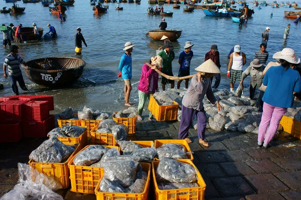 Crowded, beach, fish market, seafood, Vietnam — Stock Photo, Image