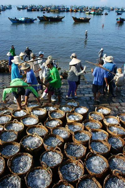 Multitud, playa, mercado de pescado, mariscos, Vietnam — Foto de Stock